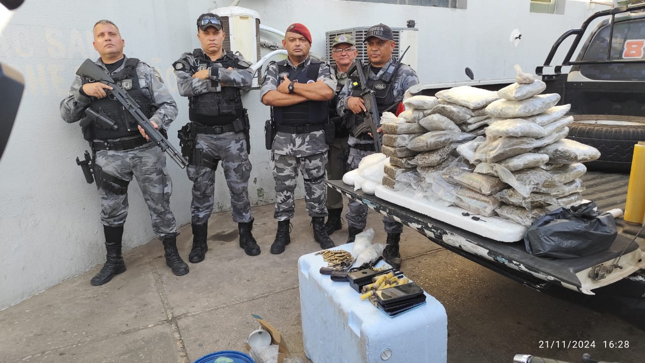 PM desarticula depósito de drogas e apreende armas e granadas