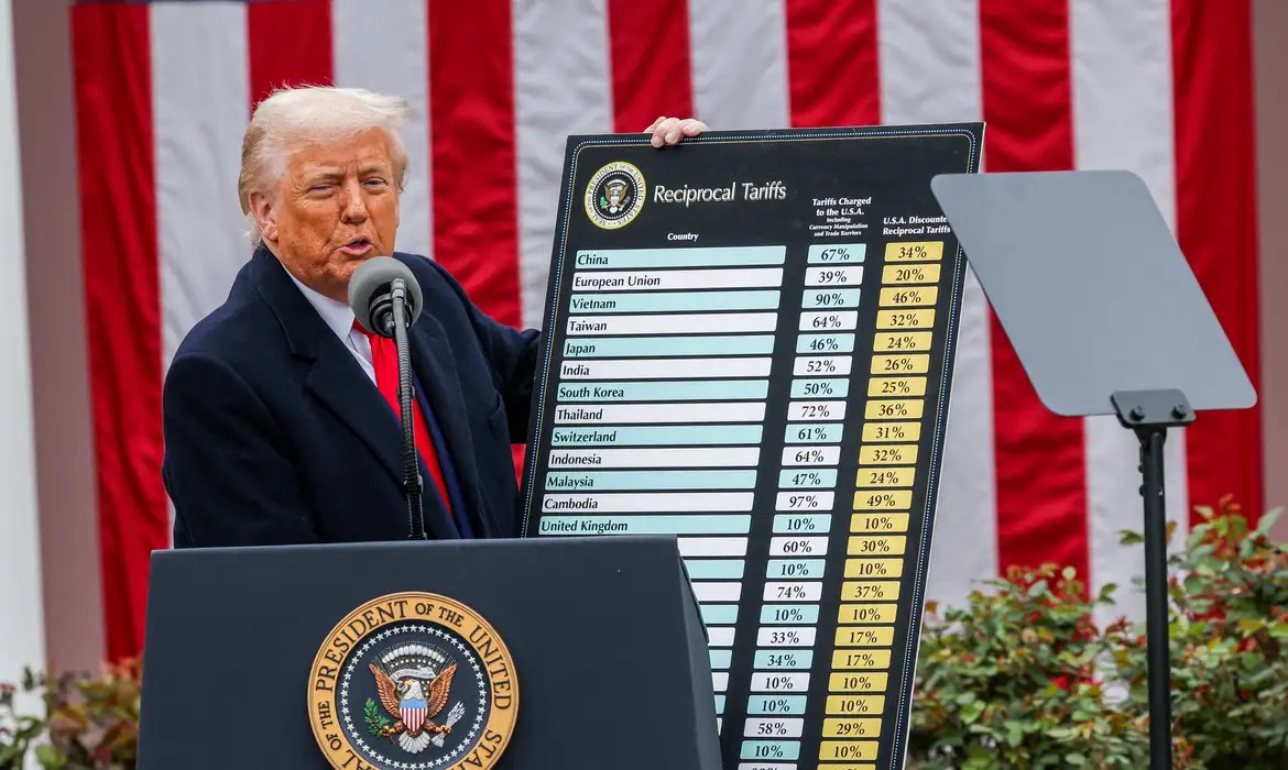 Trump anuncia taxa de 10% para produtos brasileiros; entenda