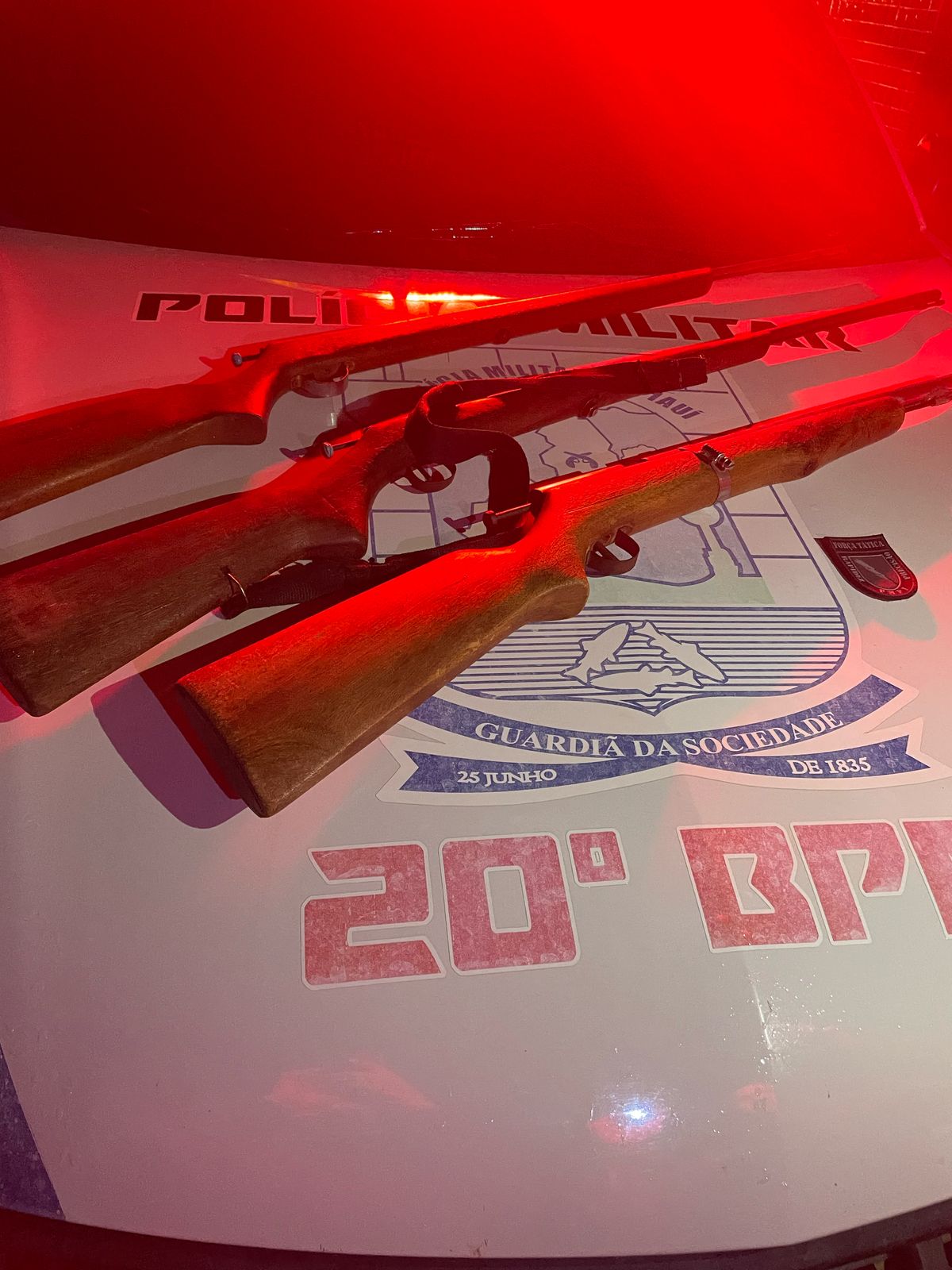 PM apreende armas de fogo após denúncia de tiros em zona rural de Jaicós
