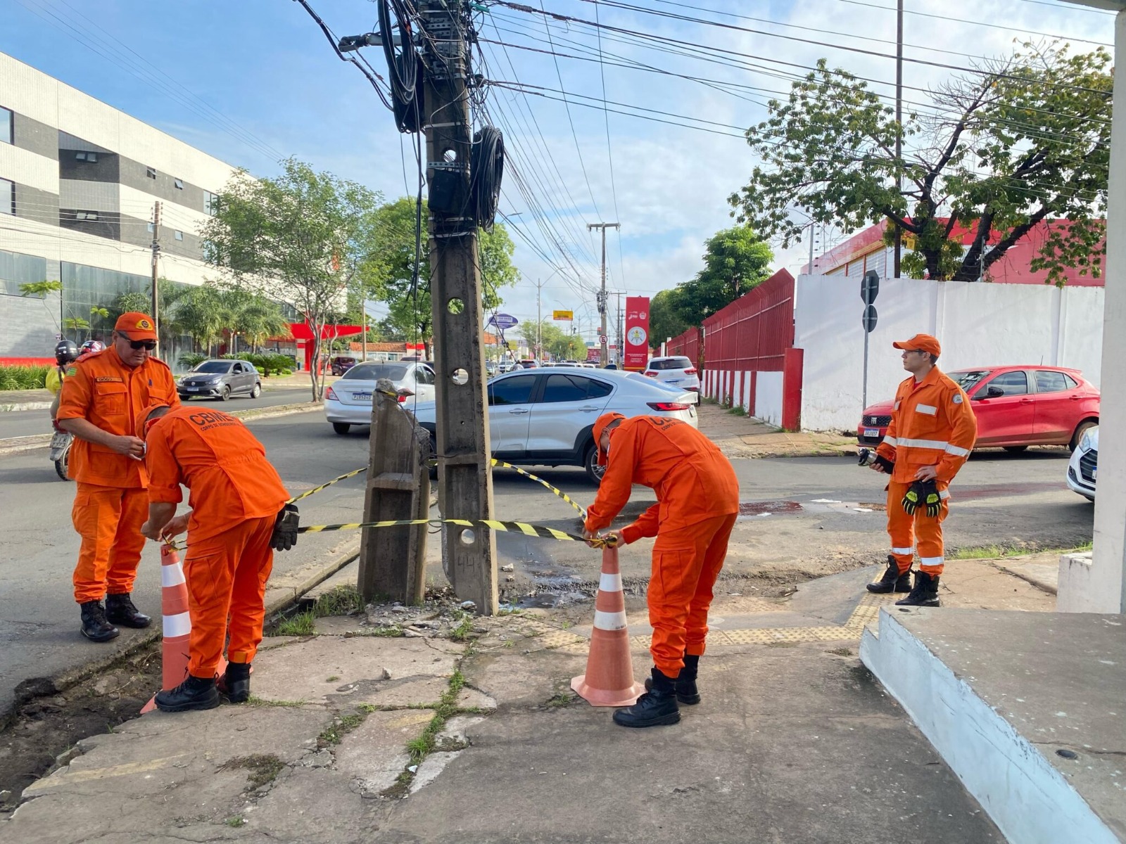 Bombeiros isolam área após queda de poste na avenida Miguel Rosa