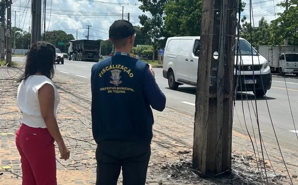 Prefeitura de Teresina mapeia postes com fios excedentes na Zona Sudeste