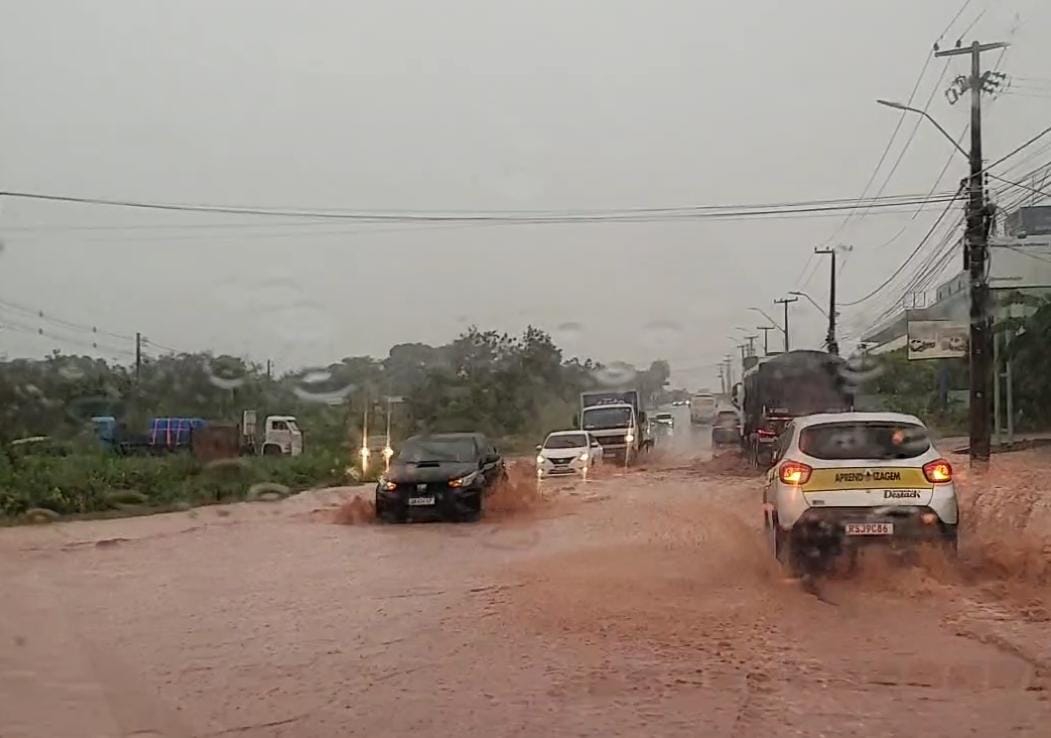 Chuva forte provoca alagamentos e transtornos nesta sexta-feira (9)