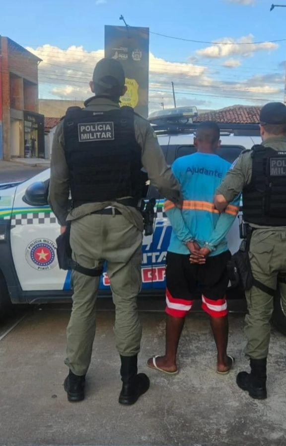 Suspeito invade residência, bebe no local e foge com motocicleta