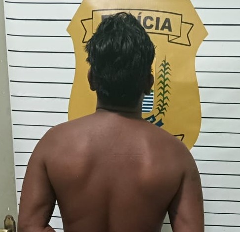 Homem é preso após tentar invadir casa da ex com faca
