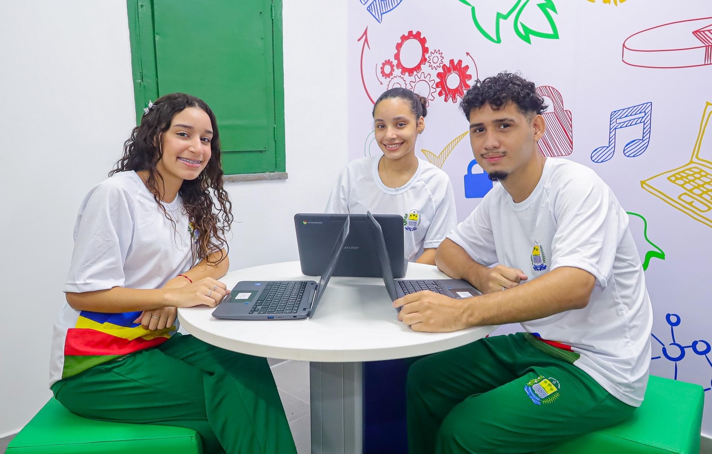 Alunos recebem pagamento de bolsa do Oportunidade Jovem