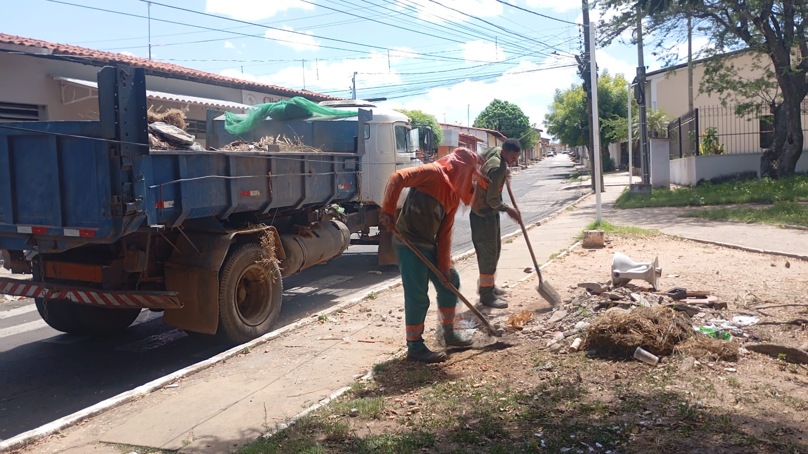 Após ameaça de vereador, limpeza em praça do Promorar é realizada