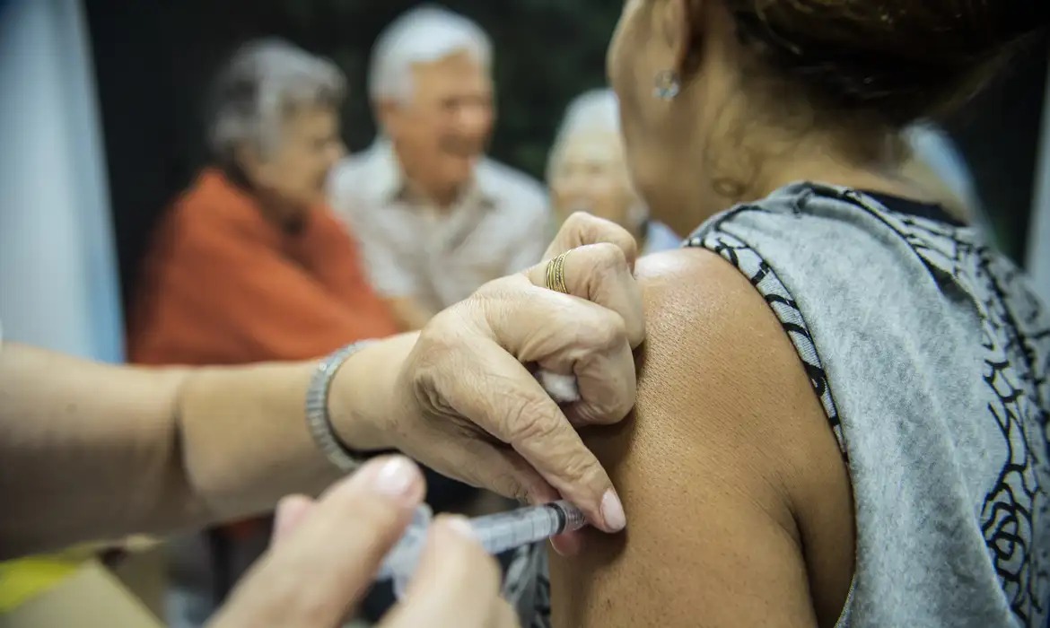 Idosos são os mais atingidos por infecções do vírus da gripe no Brasil