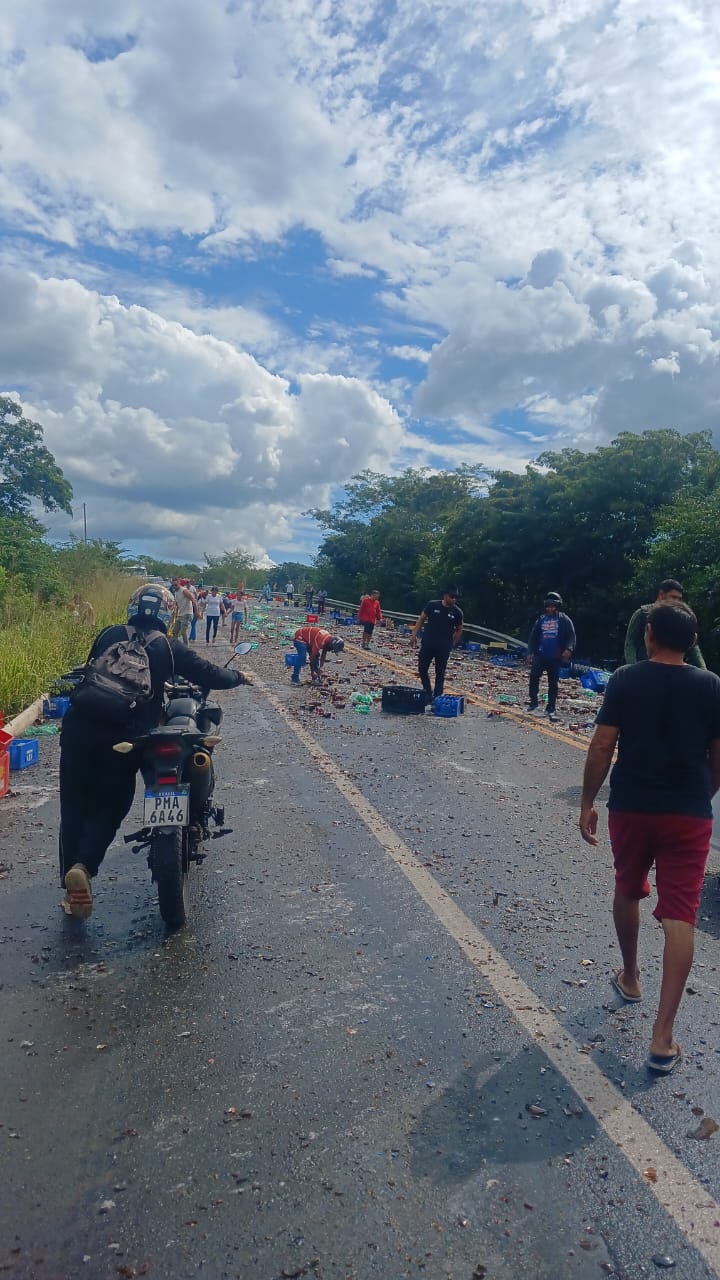 Carga de cerveja se solta de caminhão e provoca acidente na BR-343