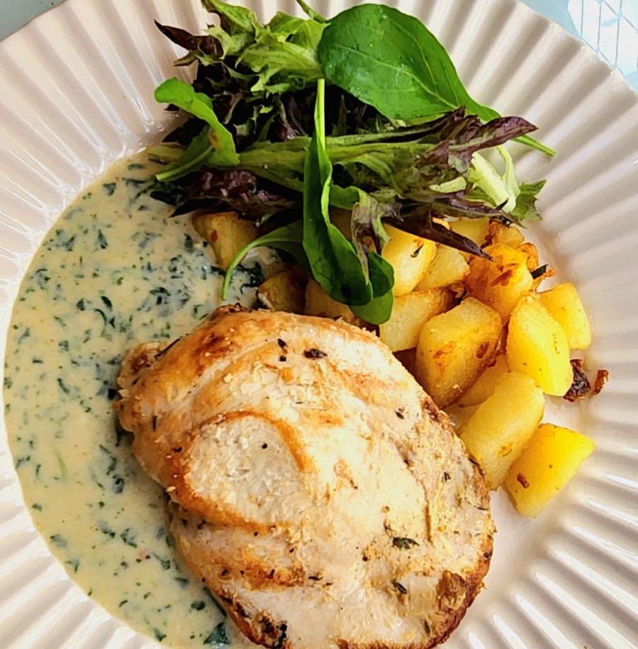 Frango com molho de espinafre: uma receita leve, funcional e reconfortante