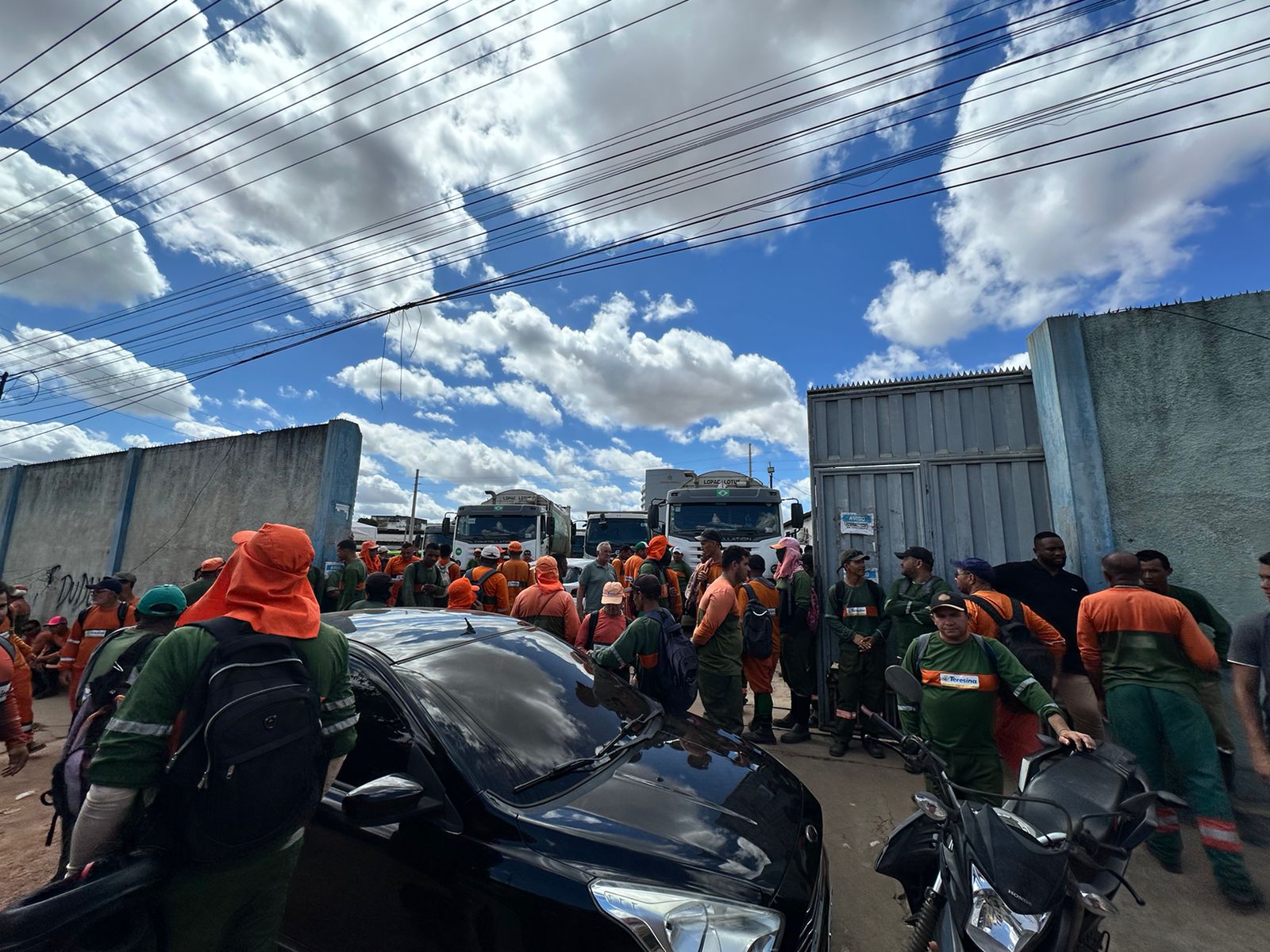 Trabalhadores da limpeza urbana paralisam atividades por 24h
