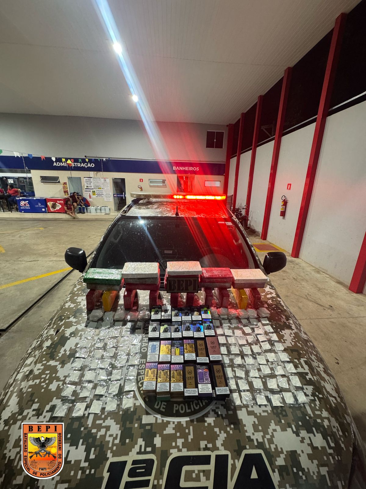 PM apreende drogas e produtos contrabandeados em ônibus