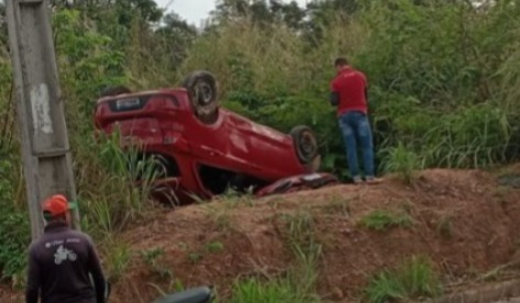 Veículo capota após subir barranco em acesso à ponte na zona Norte de Teresina