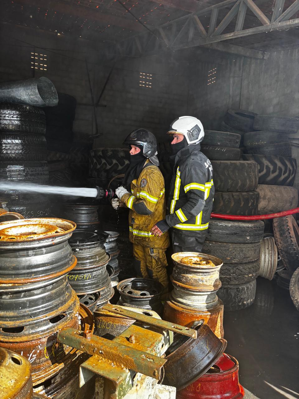 Incêndio atinge loja de autopeças e mobiliza Corpo de Bombeiros