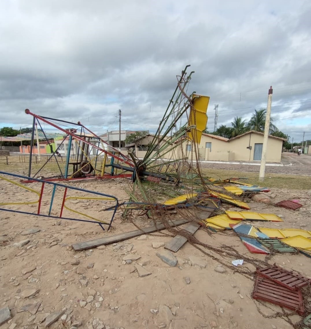 Brinquedo desaba em parque de diversões e deixa seis crianças feridas