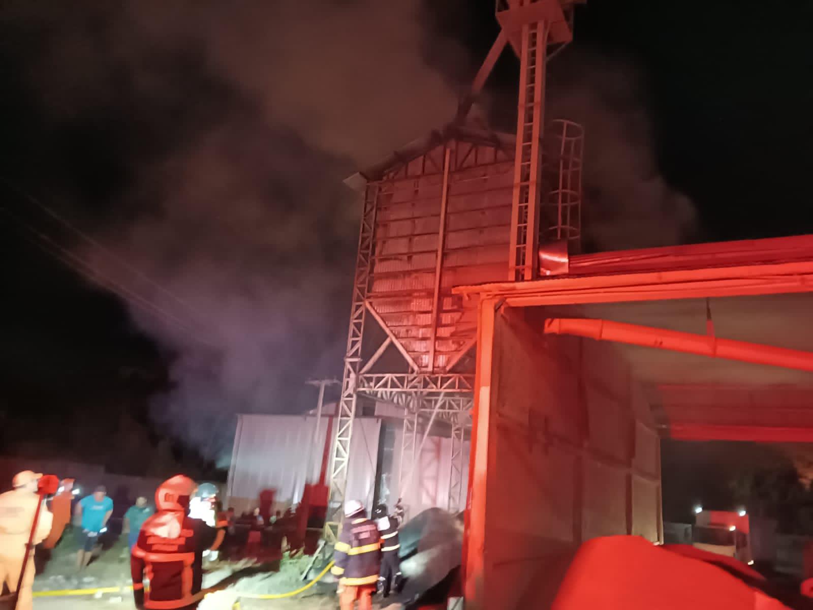 Fábrica pega fogo no Distrito Industrial de Teresina