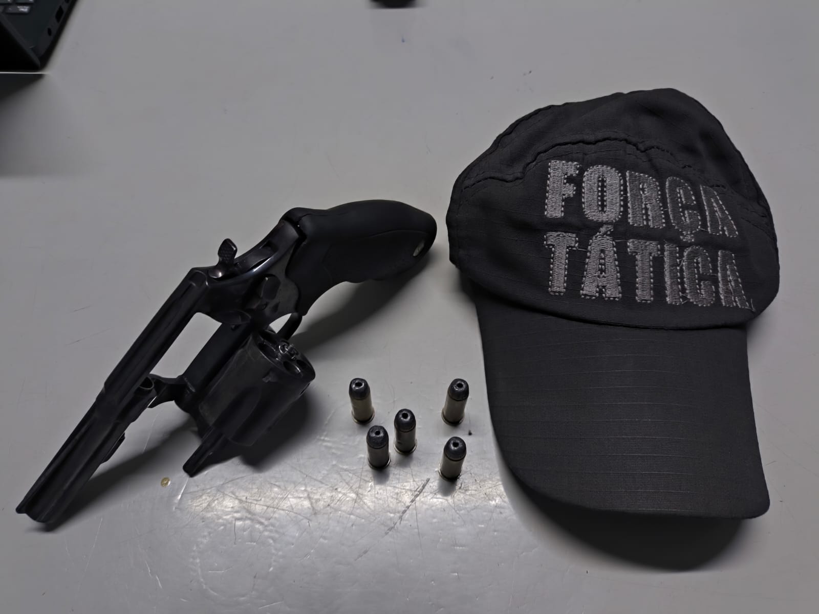 PM apreende arma de fogo e prende suspeito durante patrulhamento em Teresina