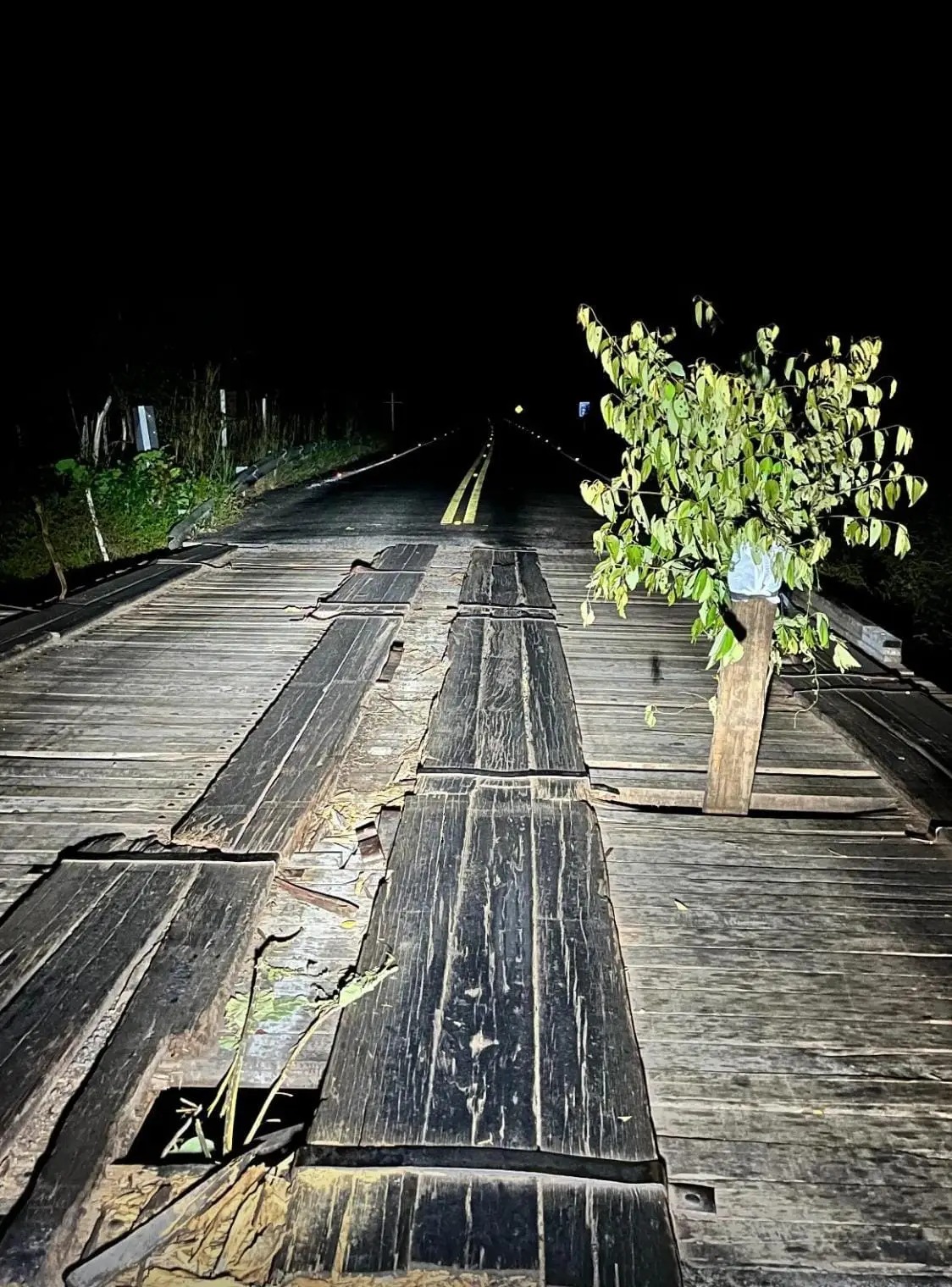 Ponte de madeira na BR-222, em Piripiri é interditada parcialmente