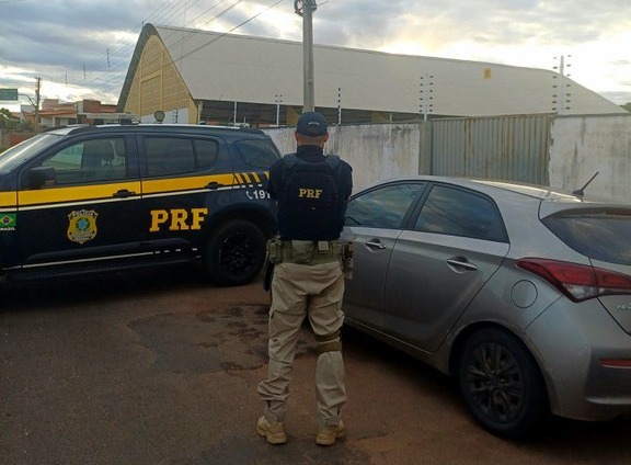 PRF prende suspeito com carro roubado e caminhoneiro com documento falso no Piauí