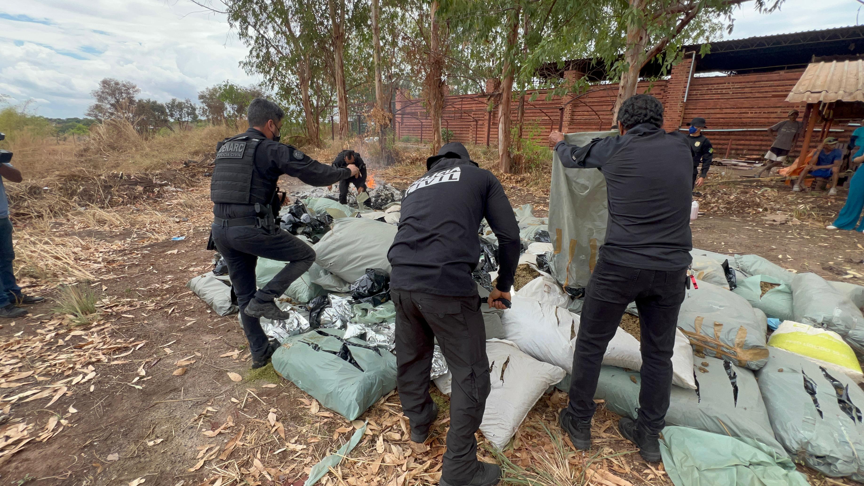 Polícia Civil e PMPI incineram 1,5 tonelada de drogas apreendidas