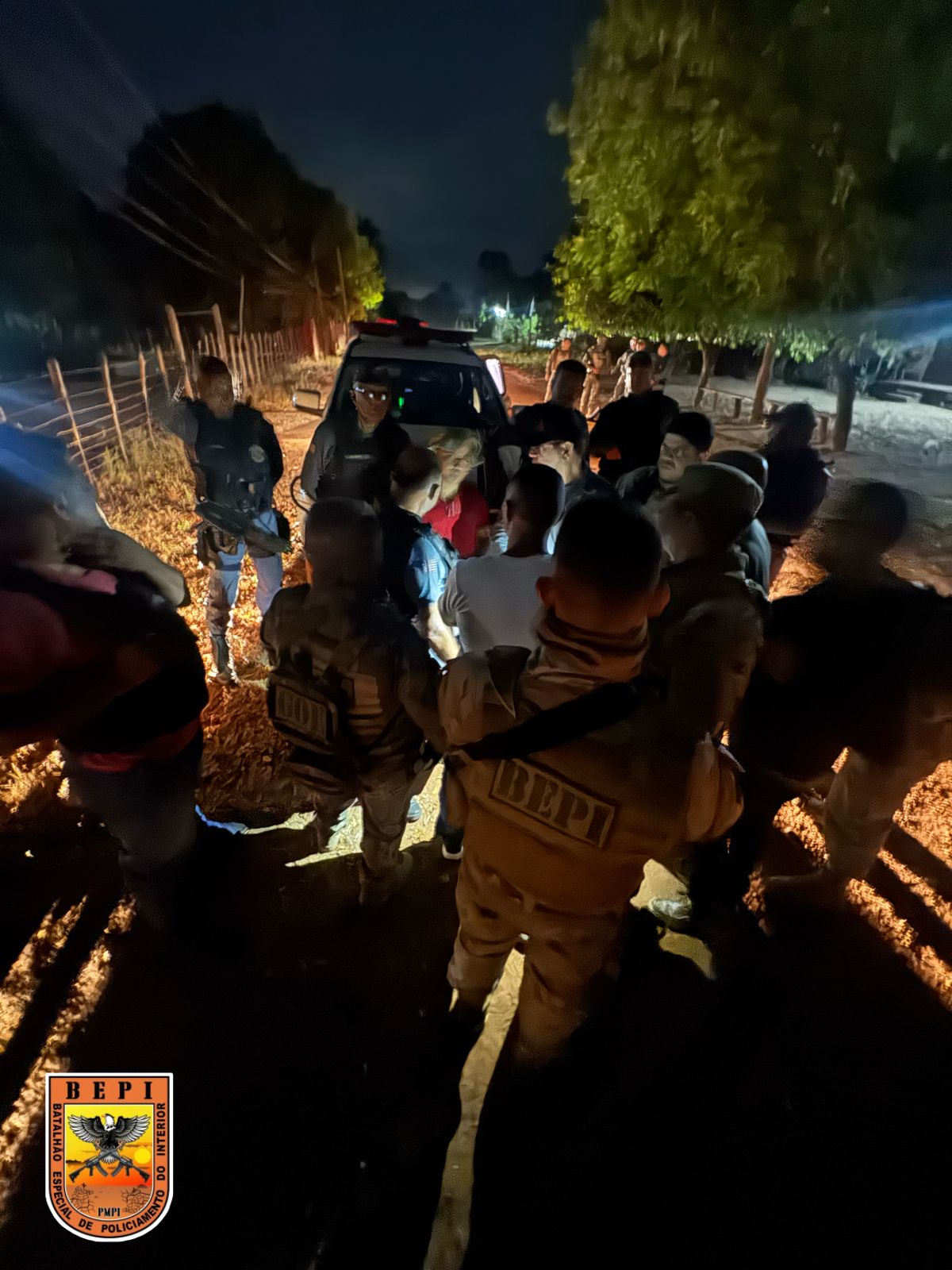 Trio suspeito de tráfico de drogas e porte ilegal de arma é preso pela PMPI em Caxias