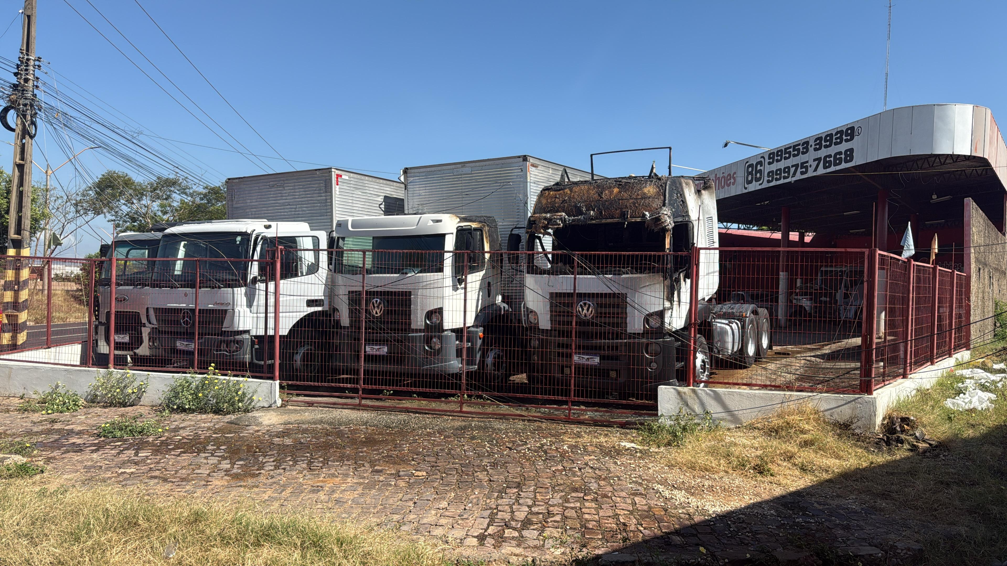 Incêndio destrói caminhão em revendedora de Teresina