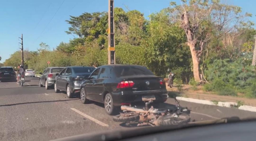 Acidente causa congestionamento na Avenida Maranhão, em Teresina
