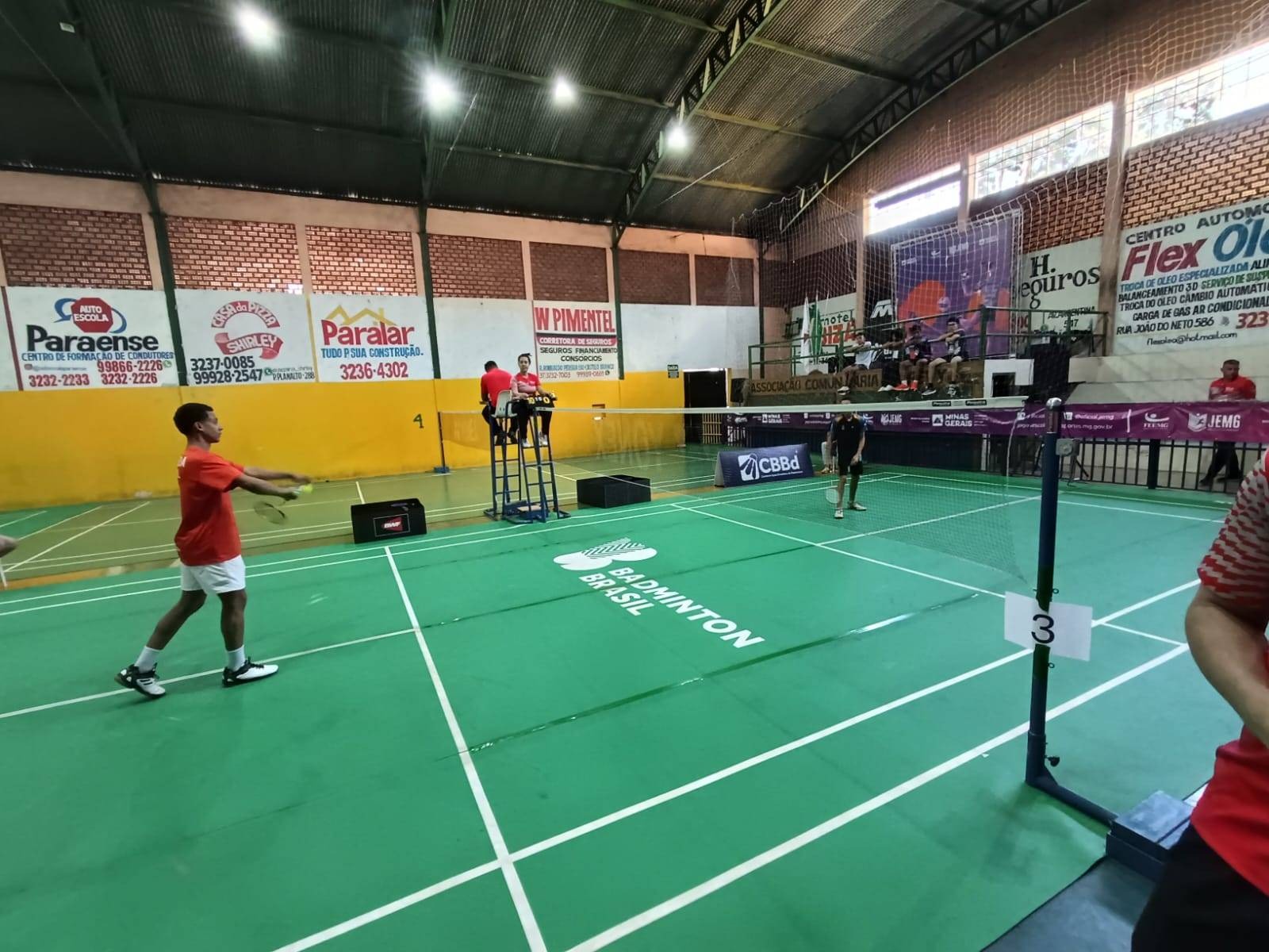 Escolinha Raquete Cidadã oferece aula de Tênis de Mesa e Badminton