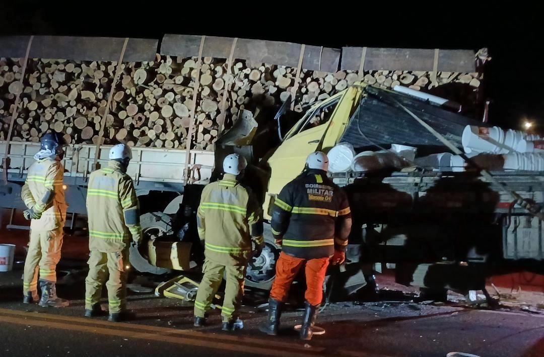 Idoso de 71 anos fica ferido após acidente envolvendo caminhões na BR-230