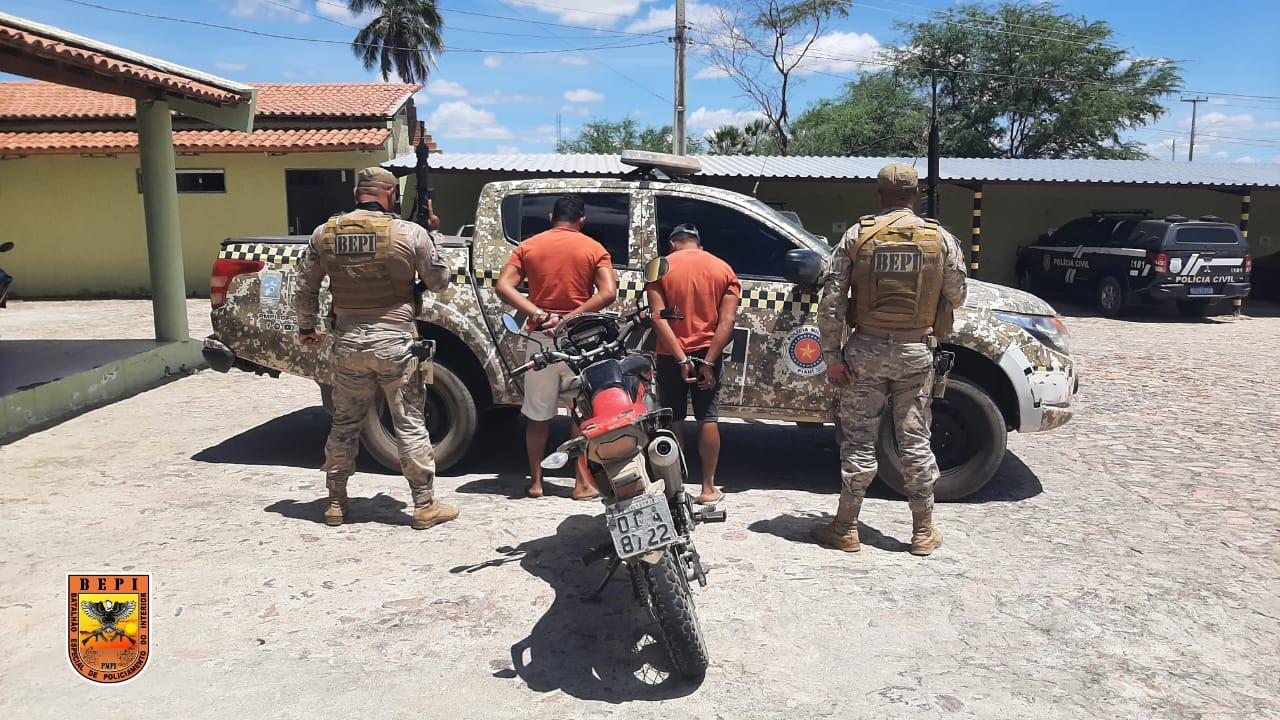 Polícia prende dois suspeitos e apreende arma e veículos roubados em Fronteiras