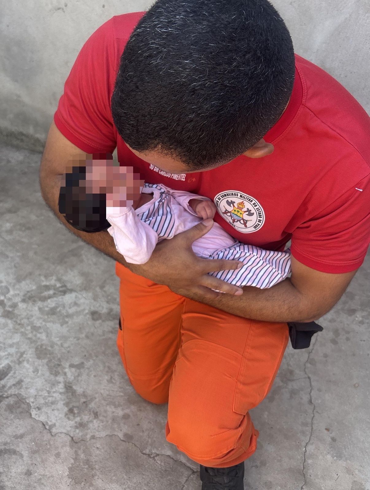 Bombeiros resgatam recém-nascido de 22 dias após engasgo