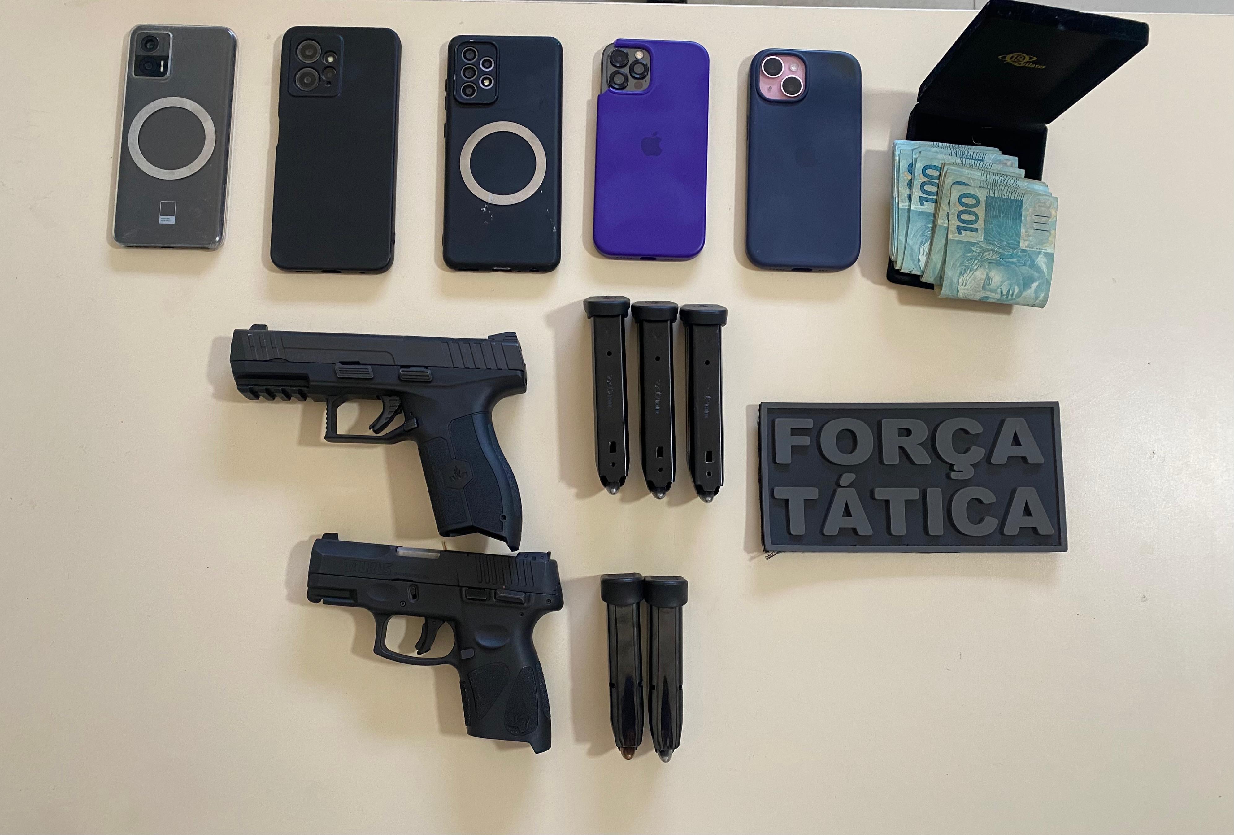 Força Tática prende três homens e apreende pistolas