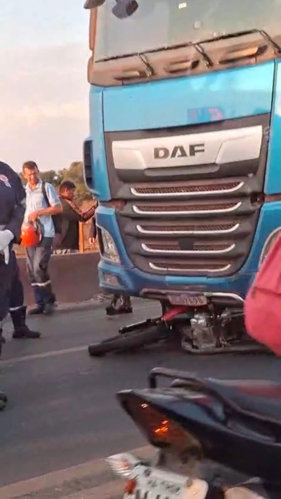 Motociclista morre em colisão com carreta na ponte do Tancredo Neves