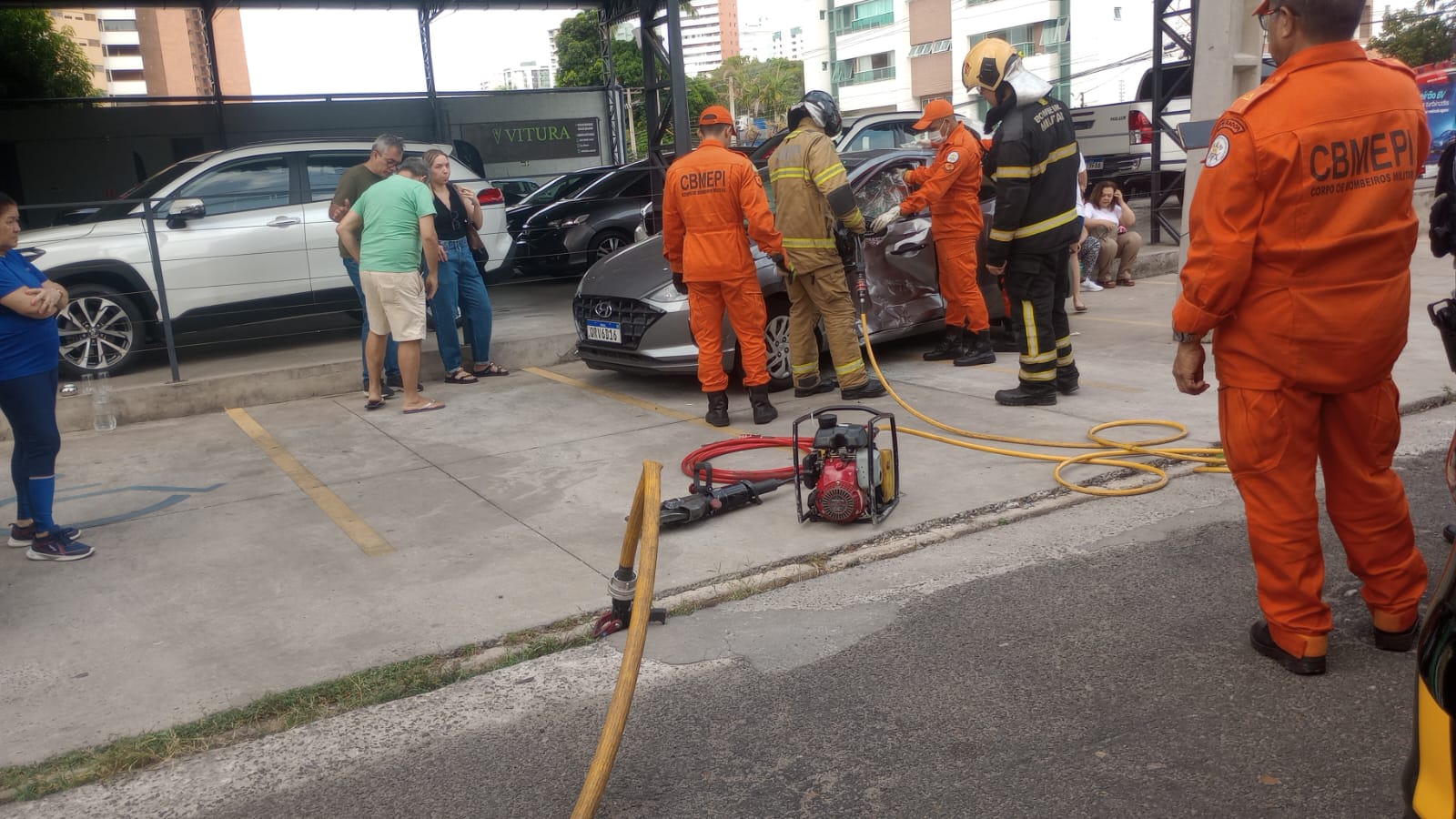 Pedreiro morre em acidente envolvendo carro e moto na Zona Leste de Teresina