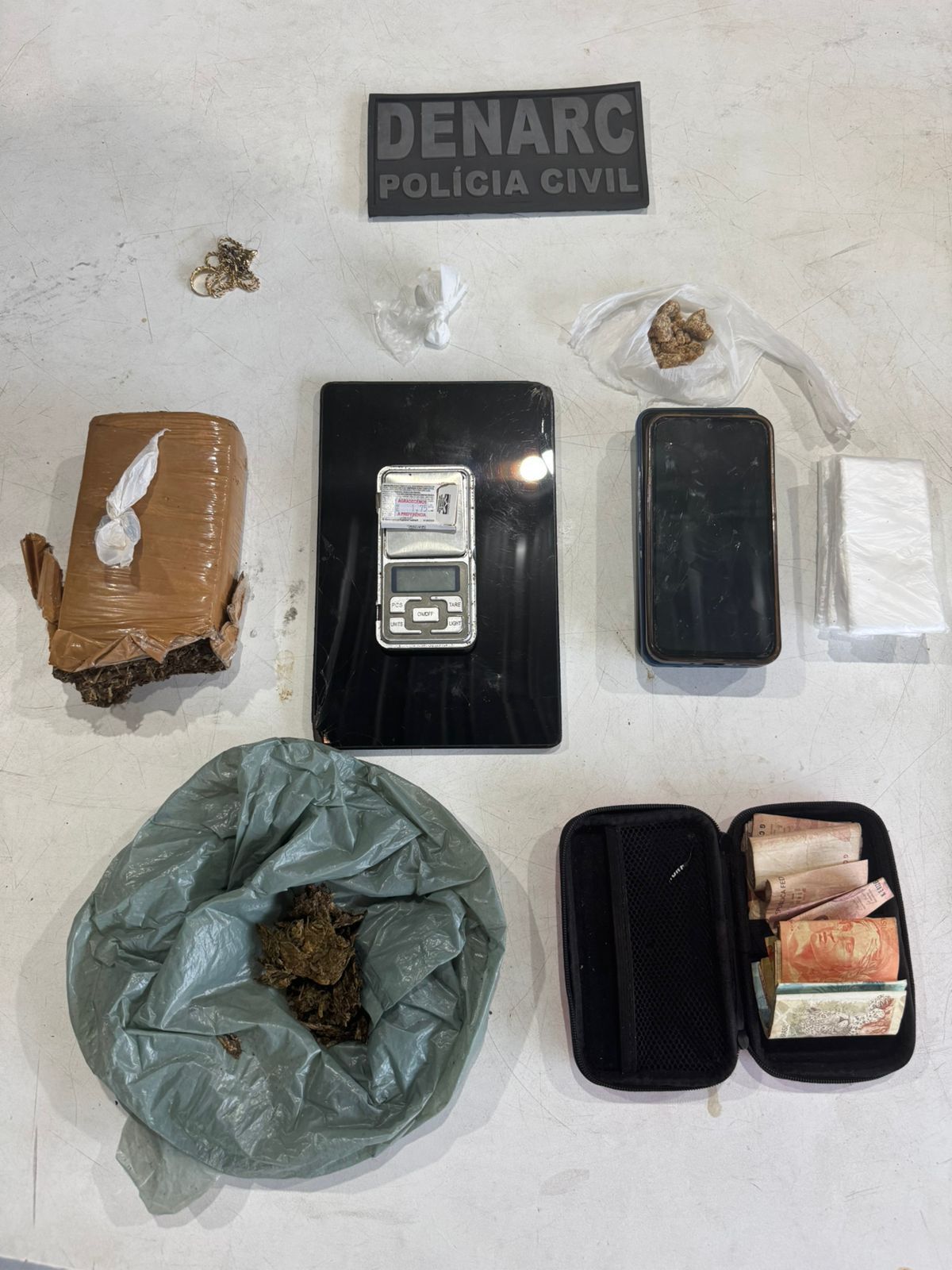 Casal suspeito de chefiar tráfico é preso durante operação da Polícia Civil