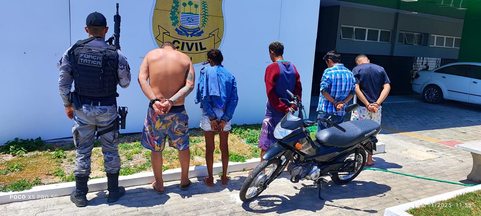 PM recupera moto roubada e prende quatro em casa ligada a facção em Parnaíba
