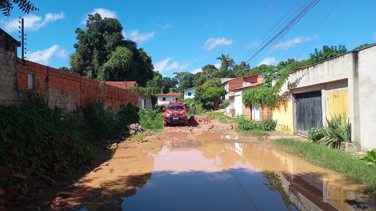 Homem desaparece após ser levado por enxurrada e cair em bueiro