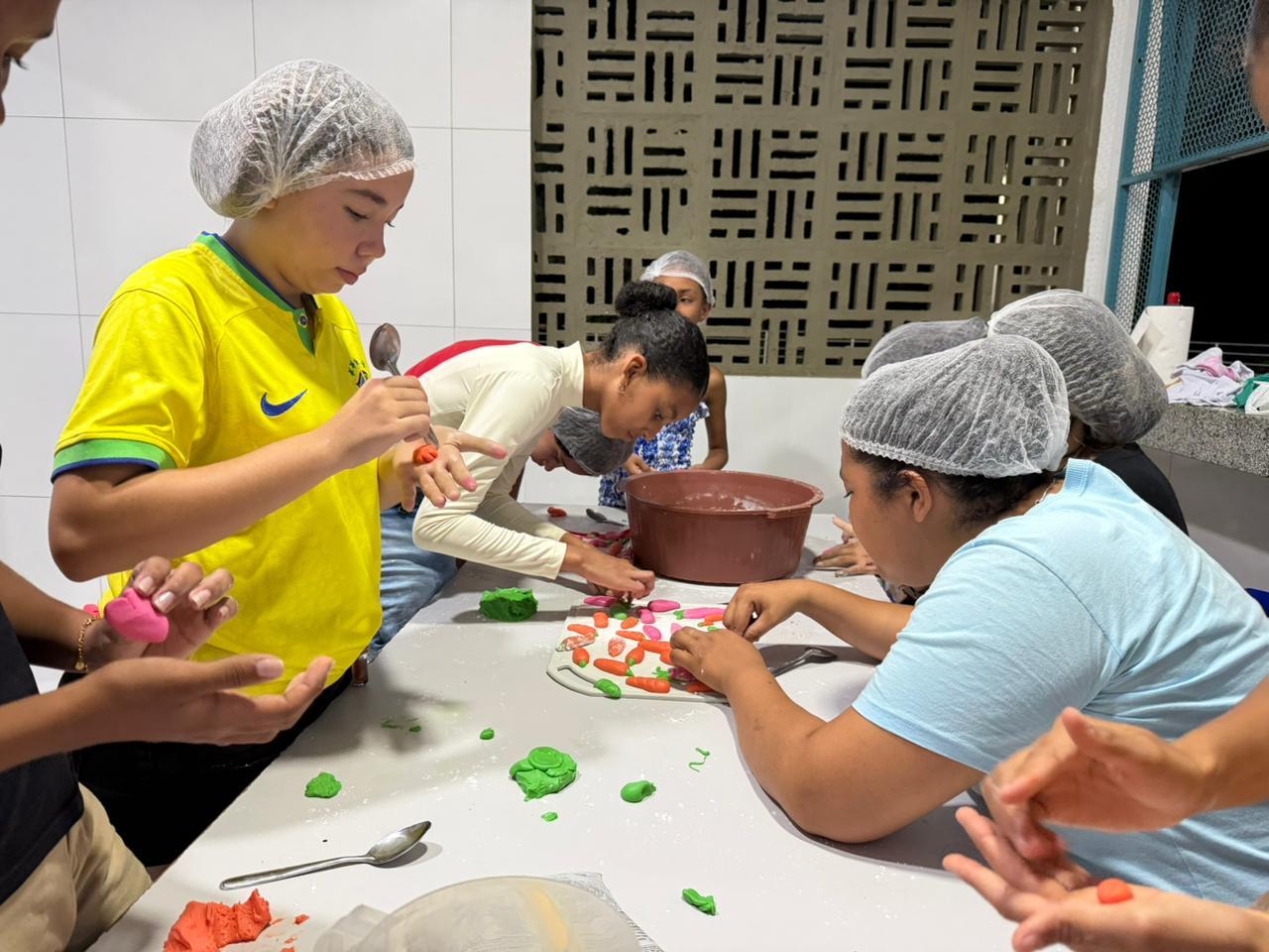 Oficina de ovos de Páscoa capacita jovens e promove ação solidária