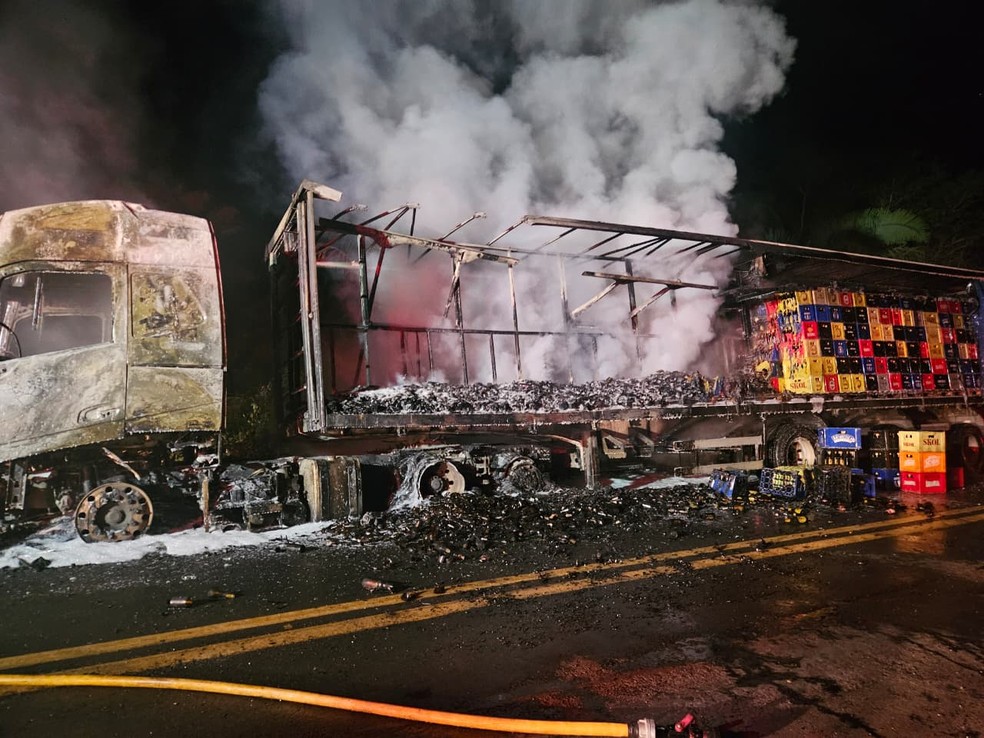 Carreta com carga de cerveja é parcialmente destruída por incêndio