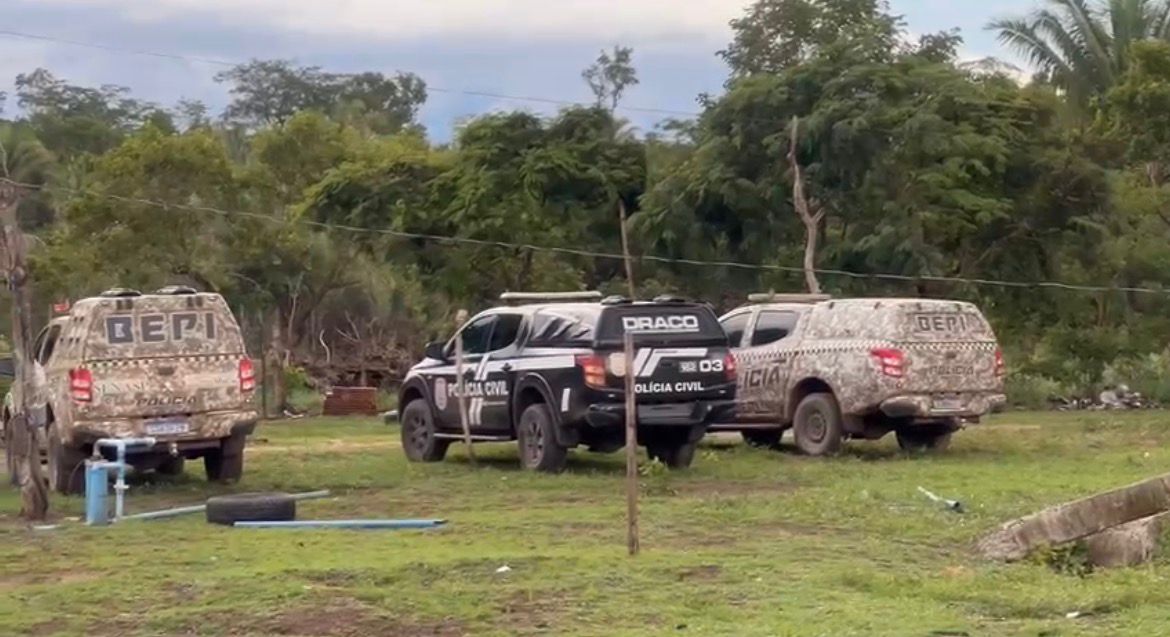 800 quilos de entorpecentes e armamento de grosso calibre são encontrados enterrados