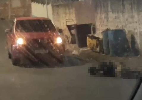 Homem em situação de rua é atropelado enquanto dorme e condutora é presa.