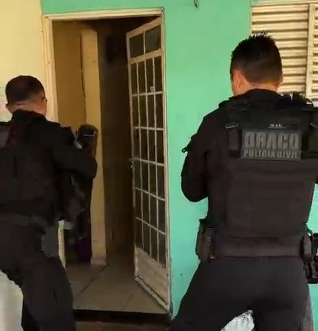 Oito pessoas são presas investigadas por tráfico de drogas em Piripiri