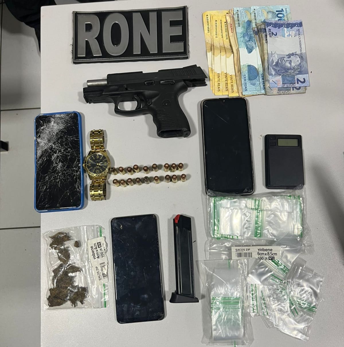 Arma, drogas e celulares são apreendidos após PMPI capturar dupla na zona norte de Teresina