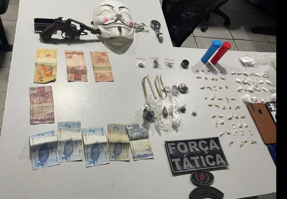 Dois suspeitos são presos e arma de fogo é apreendida junto à drogas na zona Leste de Teresina