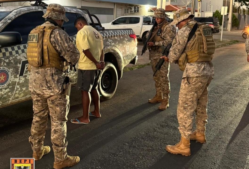 Durante ação do BEPI, Polícia Militar conduz suspeito por tráfico e apreende drogas, em Picos