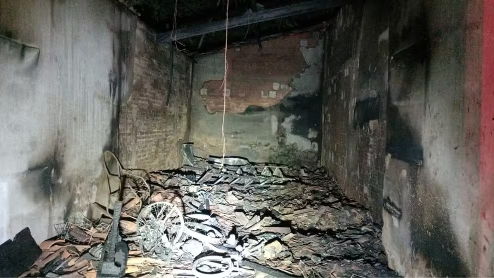 Bombeiros atendem ocorrência de incêndio em loja de peças de moto no interior do Piauí